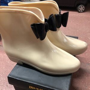 SOLD - Bowtie Rainboots - “Beige / Black” W8